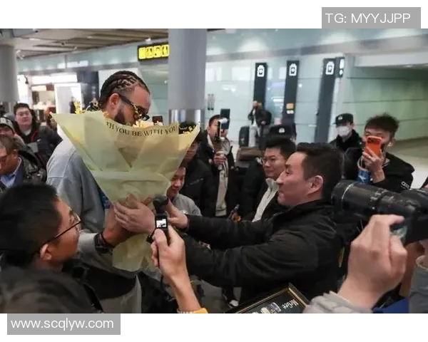 球员赛后亲谢粉丝热情接机机场瞬变球迷海掀起狂欢热潮